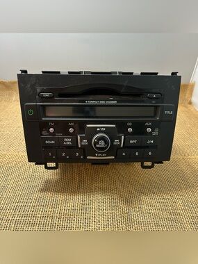 2010-2011 Honda CR-V 39100-SWA-A011-M1 OEM Radio 6 Disc CD Changer (Panasonic)